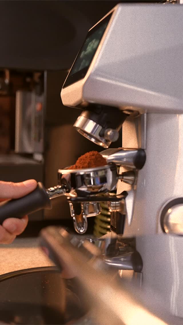 Corte personalizado. Barba desenhada. Café enquanto espera.